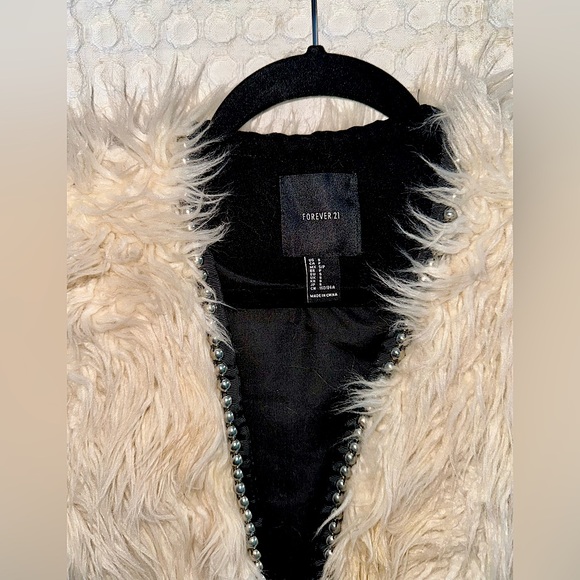 Forever 21 Faux-Fur Vest - Picture 4 of 4